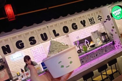 Disfruta raspado coreano de matcha en Bingsulogy, CDMX, con escarcha de leche y toppings