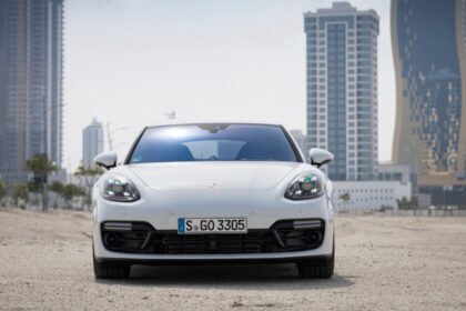 Dueño de gimnasio en China ofrece Porsche gratis como incentivo para pérdida de peso