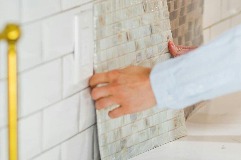 El truco eficaz para renovar superficies sin necesidad de pintura