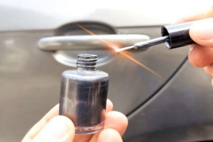 El uso de barniz de uñas para reparar rayones en autos no es recomendable
