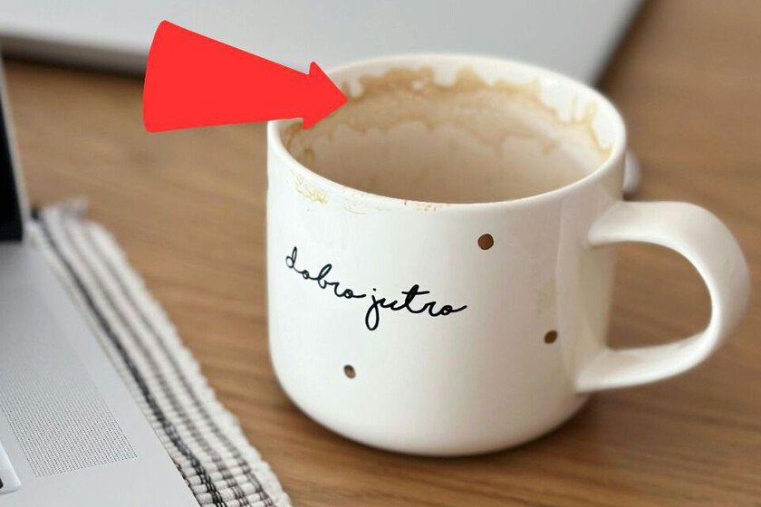 Eliminación de manchas de café en tazas con dos ingredientes sin cloro