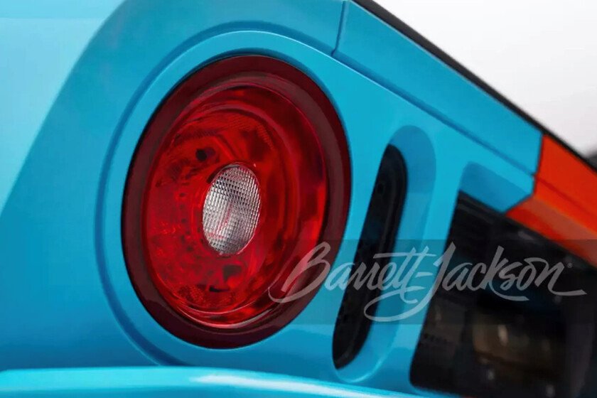 Exótico deportivo con motor V8 y pintura única en el mercado automotriz