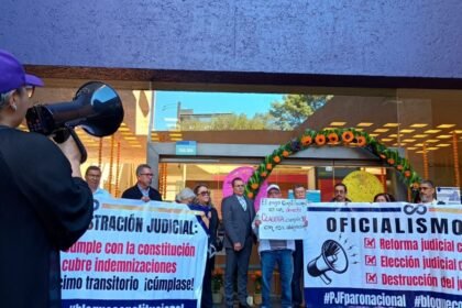 extrabajadores del pjf bloquean avenida revolucion en cdmx para exigir
