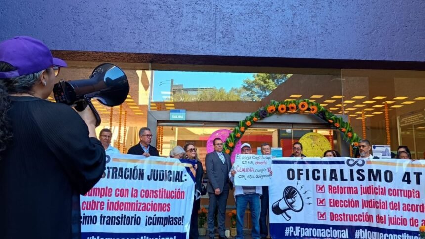 extrabajadores del pjf bloquean avenida revolucion en cdmx para exigir