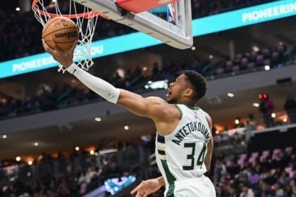 giannis antetokounmpo estrella de bucks comete falta por caminar con