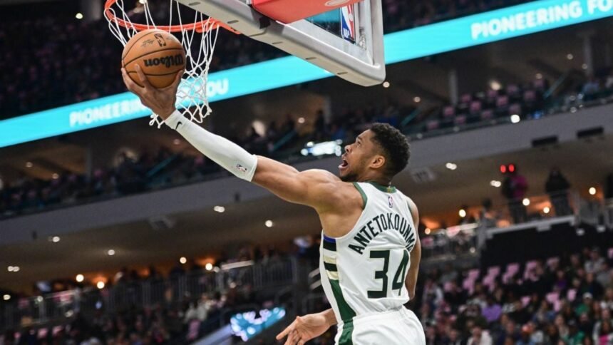 giannis antetokounmpo estrella de bucks comete falta por caminar con