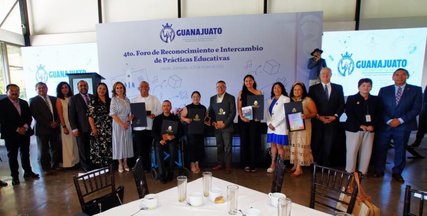 gobierno de la gente reconoce la labor educativa de maestros