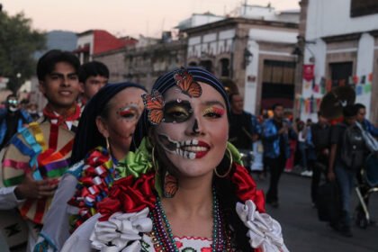 homenaje a difuntos en el centro de morelia con procesion