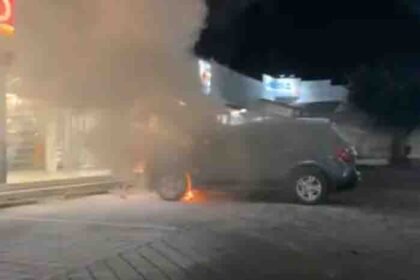 incendio de camioneta en oxxo de la colonia vista bella