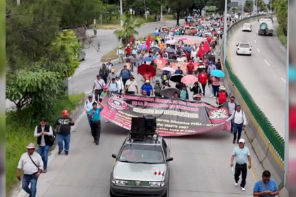 integrantes del ceteg bloquean la autopista del sol durante mas