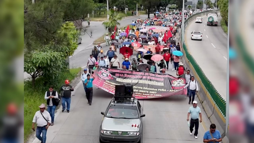 integrantes del ceteg bloquean la autopista del sol durante mas