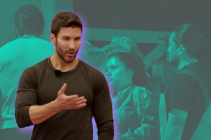 Kike Mayagoitia se queja con la Capataz por la falta de trabajo de sus compañeros