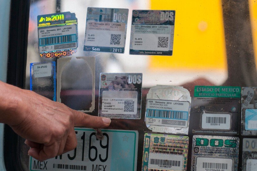 Métodos efectivos para retirar calcomanías y hologramas de verificación de tu auto