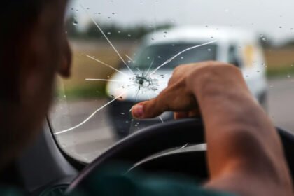 Multas en CDMX por circular con parabrisas roto o en mal estado según reglamento