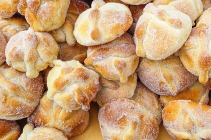 Pan de muerto de guayaba para 10 personas, ideal para acompañar con bebida caliente