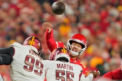 pat mahomes lanza tres touchdowns y conduce a los chiefs