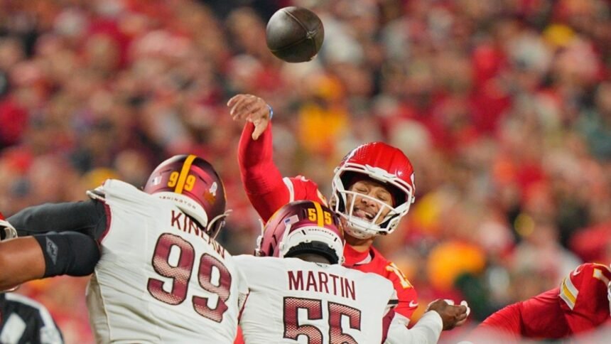 pat mahomes lanza tres touchdowns y conduce a los chiefs