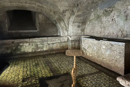 recorrido nocturno por la cripta de la casa de la