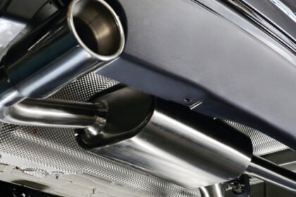 Retirar el silenciador no ofrece beneficios al motor