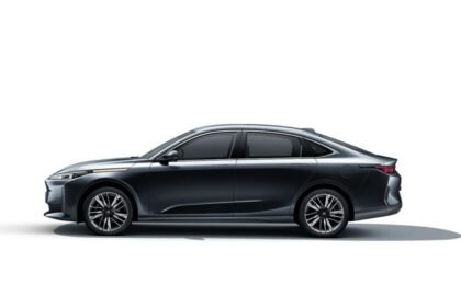 Sedán híbrido enchufable en México ofrece 120 km de autonomía eléctrica y 5 años de garantía