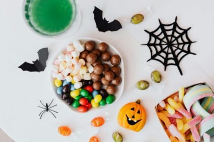 Supermercado ofrece ofertas destacadas en dulces para Halloween y Día de Muertos