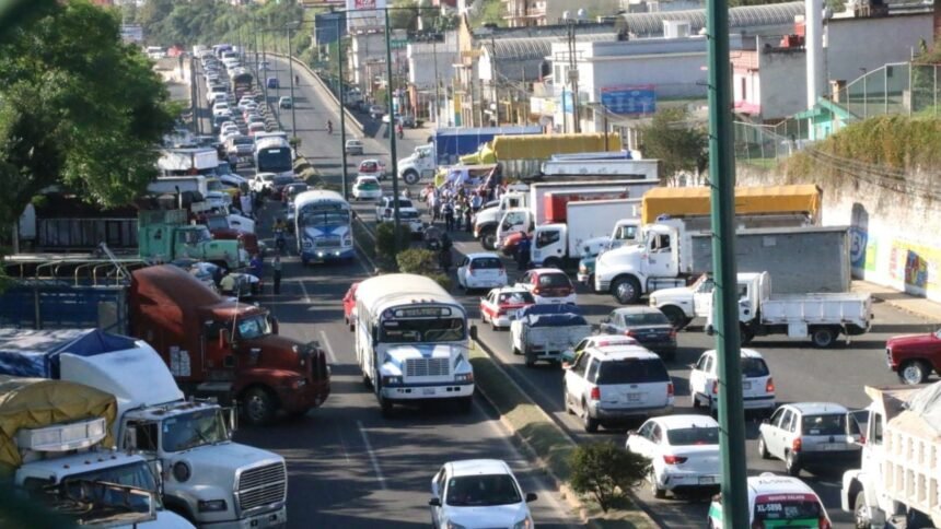 transportistas amenazan con bloqueos en cdmx para exigir aumento en