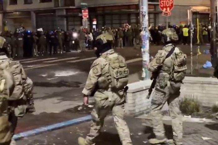 trump designa chicago como zona de guerra y envia 400
