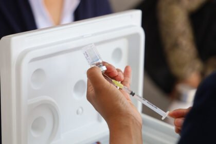 vacunacion gratuita contra influenza covid 19 y neumococo en hospitales de