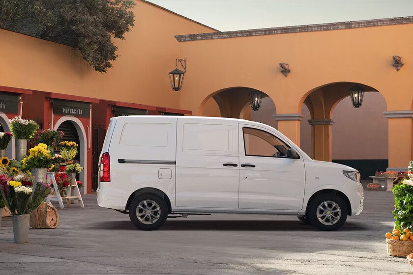 Van de carga compacta en México con motor eficiente y puertas corredizas, capacidad de 650 kg