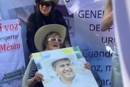 abuela de carlos manzo se manifiesta y denuncia a exgobernador