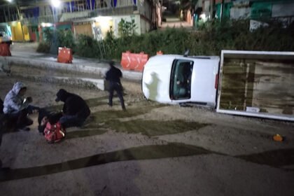 accidente de camioneta en zitacuaro causa lesiones a dos jovenes