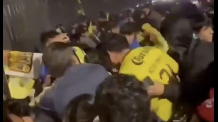 aficionados de toluca y america protagonizan enfrentamiento violento en presencia