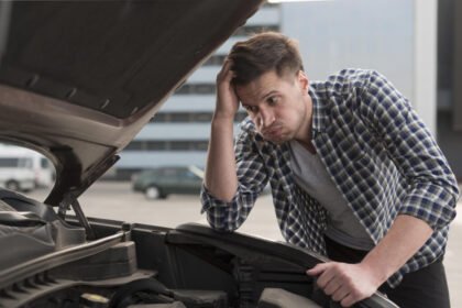 Agencia debe indemnizar tras vender auto nuevo con kilometraje alterado