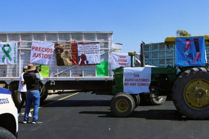 agricultores bloquean carreteras por desacuerdo en el precio del maiz