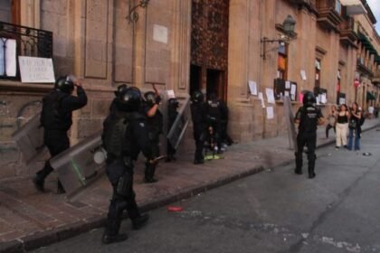 ajustador de seguro llegara para iniciar reparacion de puerta historica