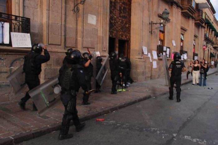 ajustador de seguro llegara para iniciar reparacion de puerta historica