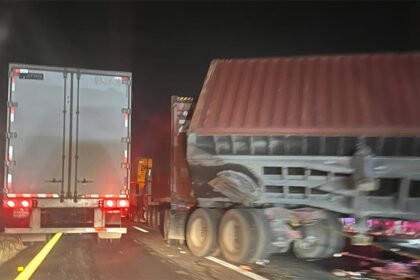 albaniles afectados en accidente de seis vehiculos en la carretera