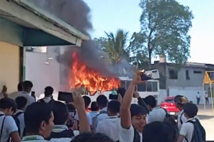alumnos de conalep tabasco protestan y queman autobus tras quedar