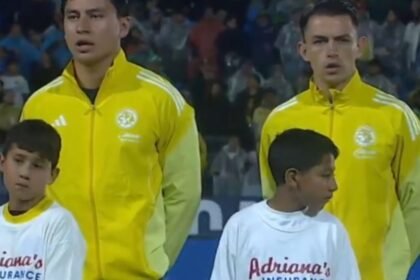 alvaro fidalgo interpreta el himno de mexico durante amistoso del