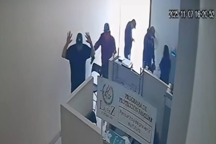 asalto a funeraria en la colonia morelos uruapan por sujetos