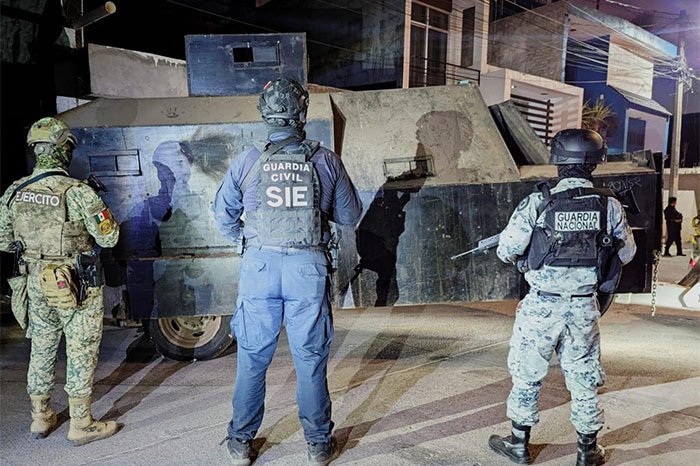 aseguran vehiculo monstruo y armamento en los reyes michoacan