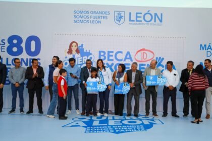 autoridades municipales de leon otorgan beca excelencia a estudiantes destacados