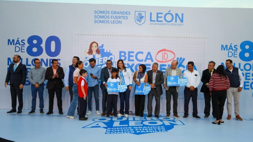 autoridades municipales de leon otorgan beca excelencia a estudiantes destacados