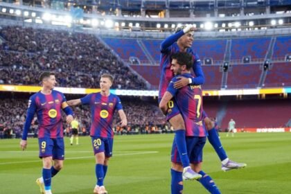 barcelona regresa al camp nou tras 909 dias y derrota