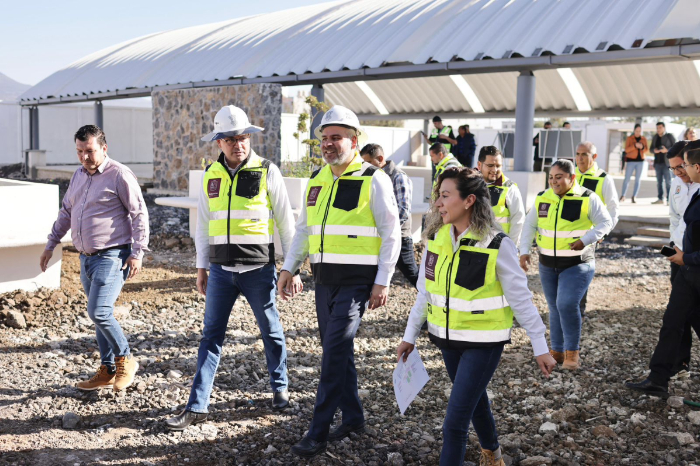 bedolla supervisa avance de obras en villas del pedregal con