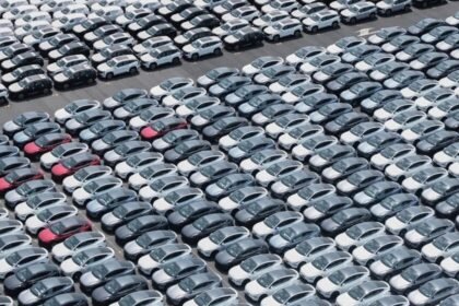 Cambian las estrategias de concesionarios para gestionar exceso de inventario: de venta a renta de autos