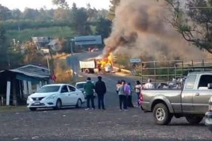 camion de carga bloquea la carretera morelia uruapan en incidentes recientes