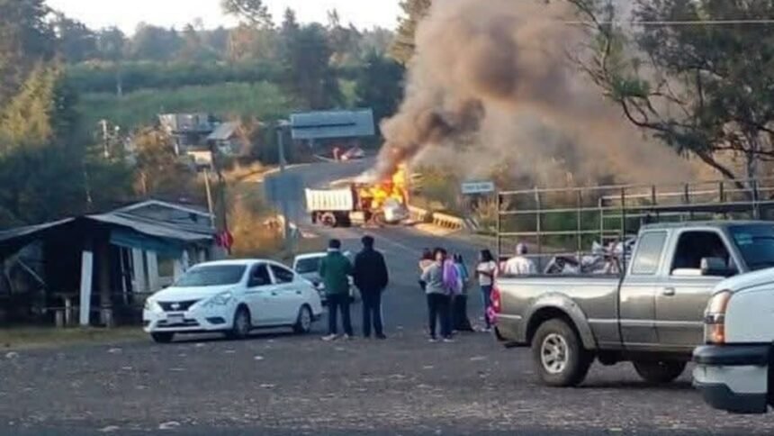 camion de carga bloquea la carretera morelia uruapan en incidentes recientes