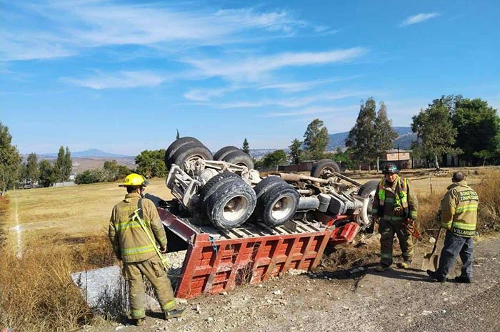 camion de carga vuelca en la morelia maravatio y deja un