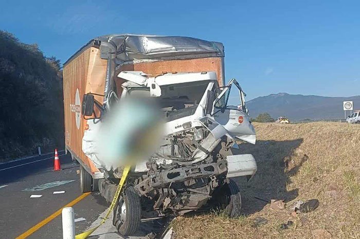 camion mueblero colisiona en la autopista mexico guadalajara un fallecido y